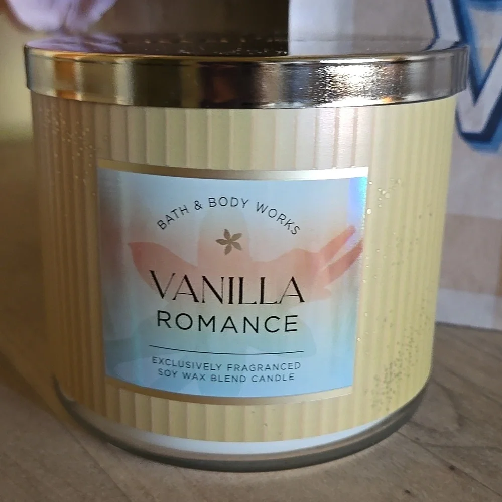 Vanilla Romance 3-wick Candle - Picture 3 of 4